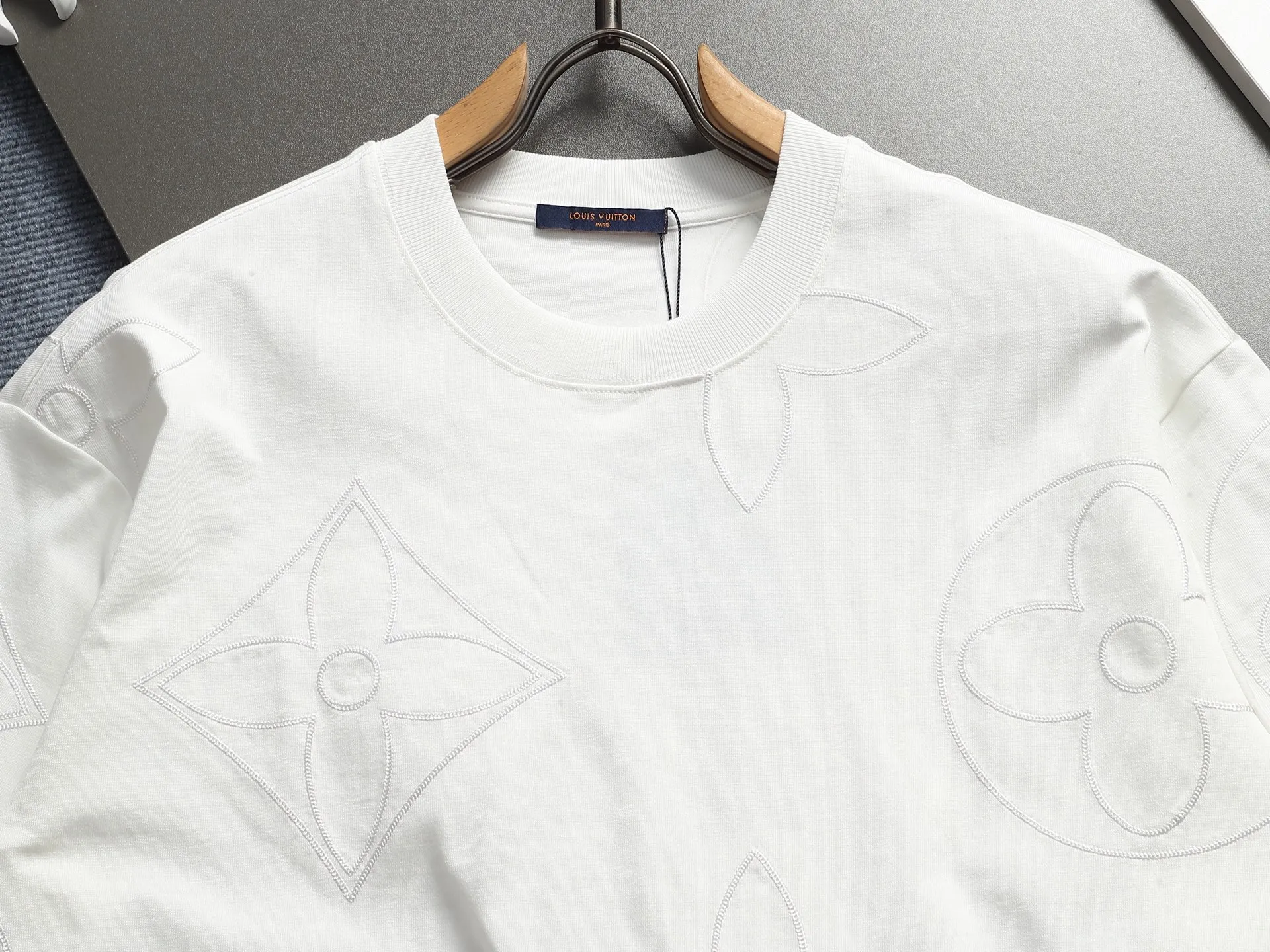 🅿️220 Louis Vuitton/Louis Vuitton The large logo is exquisitely upgraded, inspired by the retro embroidery of the 1980s. The original fabric is the same as the official short-sleeved T-shirt 320 grams. The fabric is dyed in the same vat. It feels very comfortable. The latest brick cabinet synchronization for spring and summer. Fashionable and personalized. Super versatile and good-looking. Very suitable for both men and women. A must-have for everyone. Hang tag. Collar label. Washed wheat. Three labels are complete. Color: black white. Size: S M L XL
